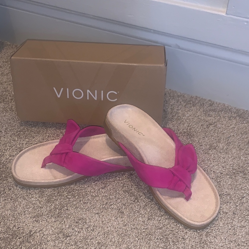 Vionic Women's Eva Toe Post Sandal in Rose Violet Suede